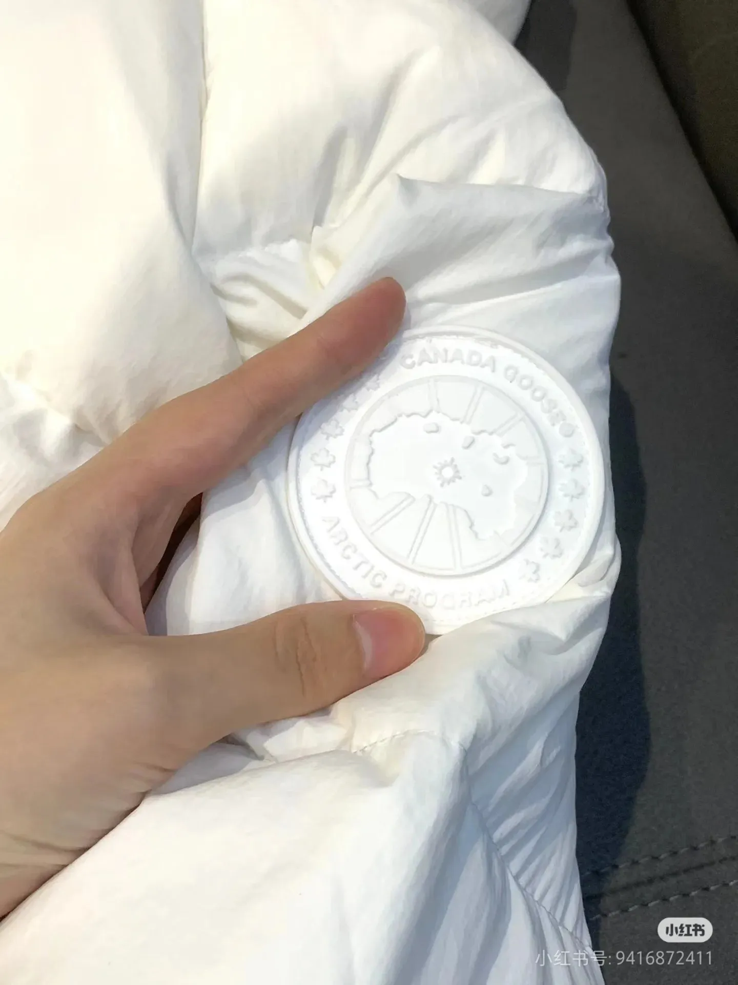 P760 Capsule Series #Exclusive First Release #𝘾𝘼𝙉𝘼𝘿𝘼 𝙂𝙊𝙊𝙎𝙀𝙅𝙪𝙣𝙘𝙩𝙞𝙤𝙣 Top Original Core Private Chat CANADA GOOSE White Label STELS Series Junction Pastel Parker Top Original Product color: Beichen white, melting water blue, stone gray, soft light pink, moonlight lime Size: XS, S, M, L, XL Junction Parker pastel light weight, warm. The Junction Parker is made from soft EnduraLuxe fabric with CORDURA for added durability in high-wear areas, making it lightweight and durable. Features a removable hood for easy transition into warmer weather. Featuring white trim, this parka complements the muted fabric colors and brings a breath of fresh air into the colder months.  Materials List: Details Product Features Removable premium insulated hood is two-way adjustable and padded with down for greater softness around the head and neck Length: Hip-length and warm.  Fabric: Wear-resistant knitting technology: CORDURA fabric is used to reinforce wear-prone areas to improve durability. The inner strap can be worn on the shoulders to free up your hands. The down placket is designed with an invisible snap button closure above the two-way zipper to prevent wind and warmth. Unzips from the bottom to increase range of motion or improve breathability Ribbed knit cuffs add comfort and lock in heat Internal drawstring at hem to block cold wind 3 exterior pockets: Fleece-lined handwarmer pockets with two-way zipper closure for easy access to items. Security pocket with zipper closure under the fly · 2 internal pockets: drop-in pocket Note: As we all know, the original version is made of 80% white duck down, and the fill power refers to the cubic inches of volume occupied by each ounce (30 grams) of down under certain conditions. If one ounce of down occupies 500 cubic inches, the fill power of the down is 500. So we can simply understand it as: fill power is the volume of down, and the volume of down is fill power. The higher the fill power of down, it means that under the same filling amount, down can fix a larger volume of air layer to keep warm and insulate, so the warmth retention of down is better.  Summary: Note: Some merchants add waste silk, 50 velvet, hand-feel velvet, etc. to the filling in order to maximize profits during the production process! It is said to be 90% white duck down, purchasing agent level, or even more exaggeratedly said to be 90% white goose down, to fool the layman! (You can consult the official website. All styles are made of white duck down.) At the same time, I will teach you a more practical trick: buy one from Tmall, and buy another from a merchant you trust at the same time, and come back to compare the details. (Tmall provides 7-day no-reason return and exchange, and MT does not affect secondary sales and provides 15-day no-reason return and exchange.) ⚠️ Remember the principle of getting what you pay for! Don't be greedy for small gains, or you will suffer big losses! Every customer is welcome to ask questions and we will continue to improve product quality and service!